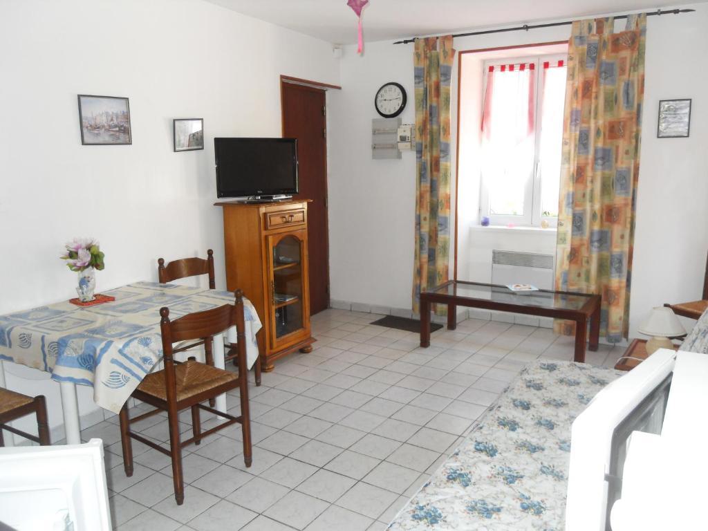 Gites De Mer Port-en-Bessin-Huppain Room photo