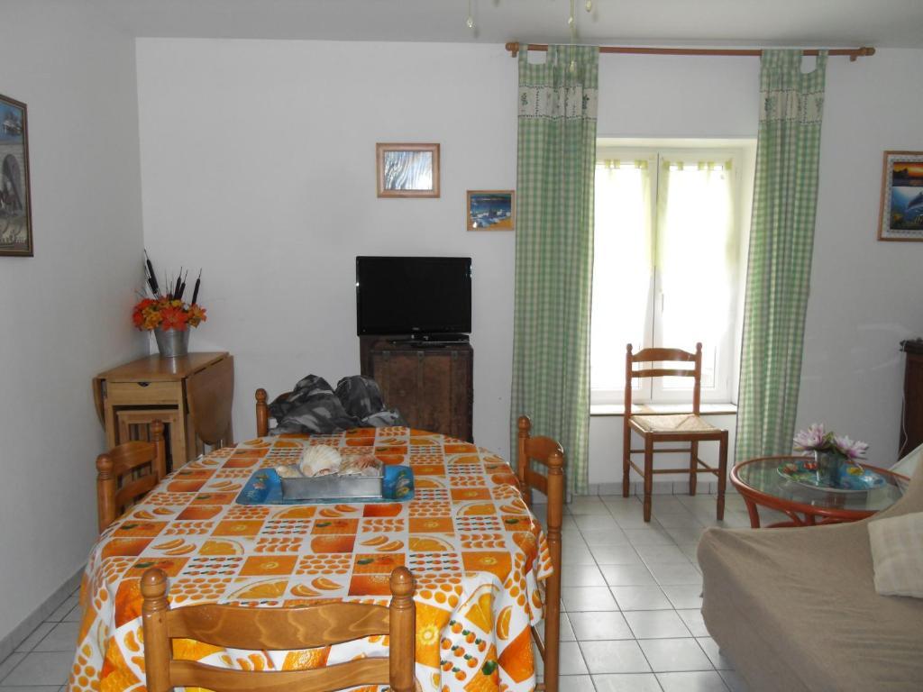 Gites De Mer Port-en-Bessin-Huppain Room photo